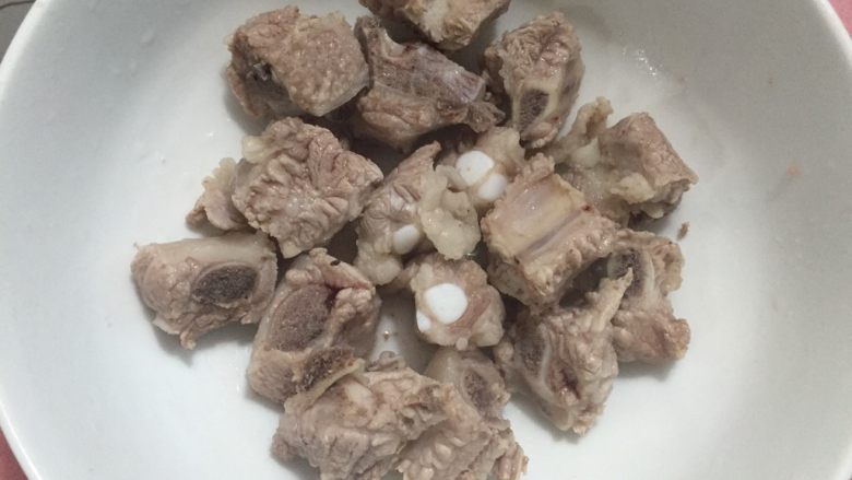 板栗炖排骨,捞起,用温水洗掉浮沫备用