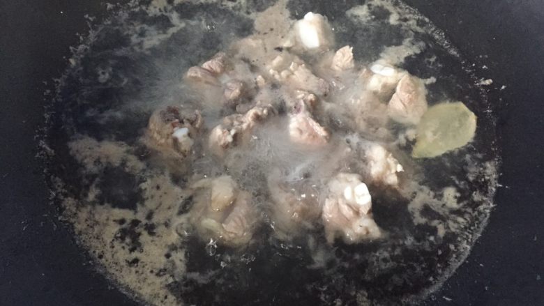板栗炖排骨,水开了,倒入排骨,翻滚一分钟即可