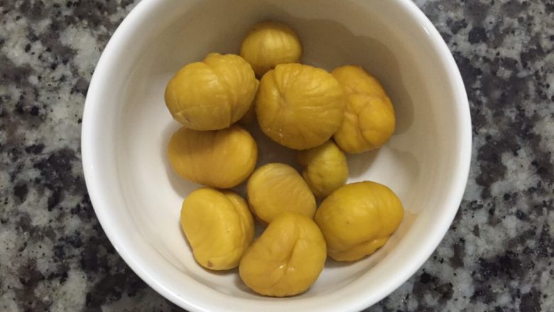 板栗炖排骨,去壳去皮好了,非常漂亮