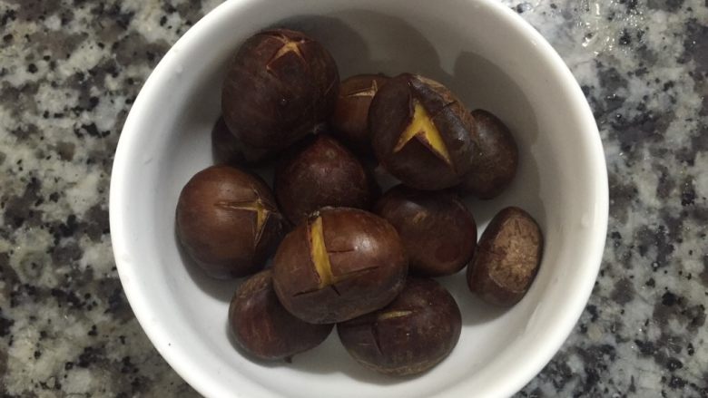 板栗炖排骨,栗子先去壳,我的方法是栗子用小刀开个小口,下水煮五分钟,轻松去壳