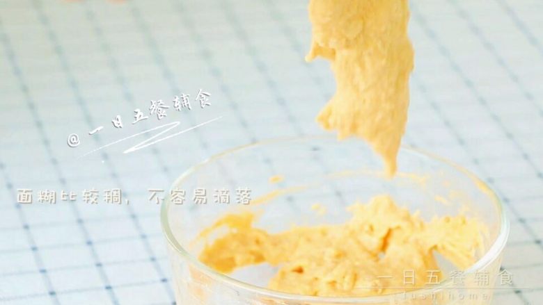 胡萝卜莲藕排骨面线 宝宝辅食西兰花+番茄,排骨蔬菜泥倒出来,秤100克排骨蔬菜泥+45克普通面粉搅拌均匀,最终是比较稠的面糊,不容易滴落。