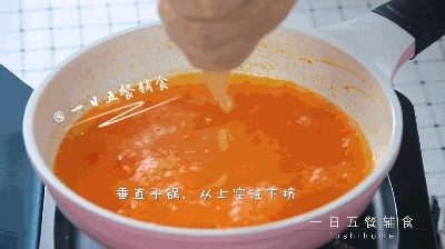 胡萝卜莲藕排骨面线 宝宝辅食西兰花+番茄,垂直于锅,从上空往下挤,一边挤一边移动,全部挤完等面糊变色凝固了再用筷子拨一拨。
