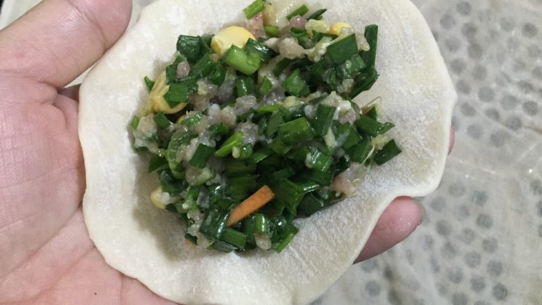 黄金煎饺,加入适量的馅