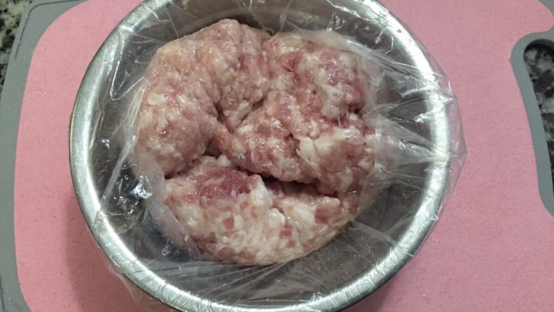 黄金煎饺,猪肉末,我是买了猪肉给人家粉碎成末的,如果包的不多可以自己剁肉末,更香