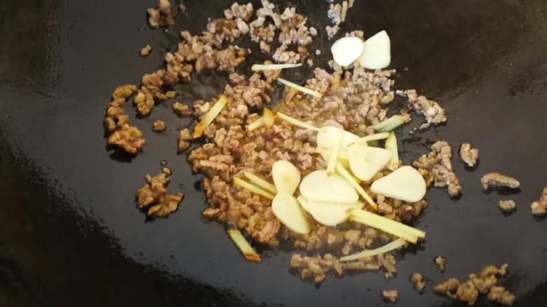 #咸味#肉沫豆角,猪肉炒至变色之后,放入生姜和大蒜片。