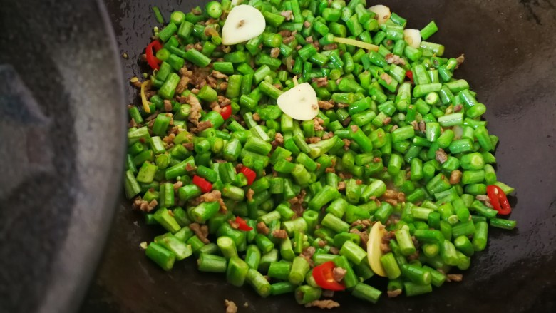 #咸味#肉沫豆角,添加少许清水,大火焖煮两分钟。
