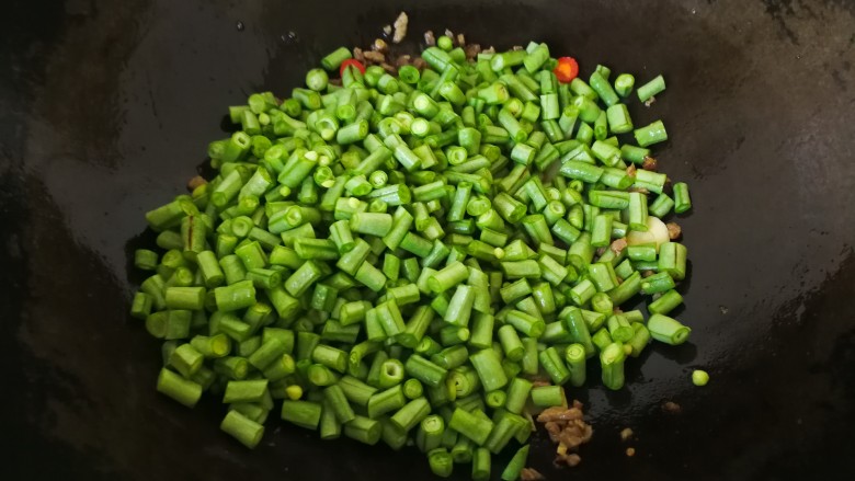 #咸味#肉沫豆角,炒出香味后再放入豆角丁,大火翻炒。