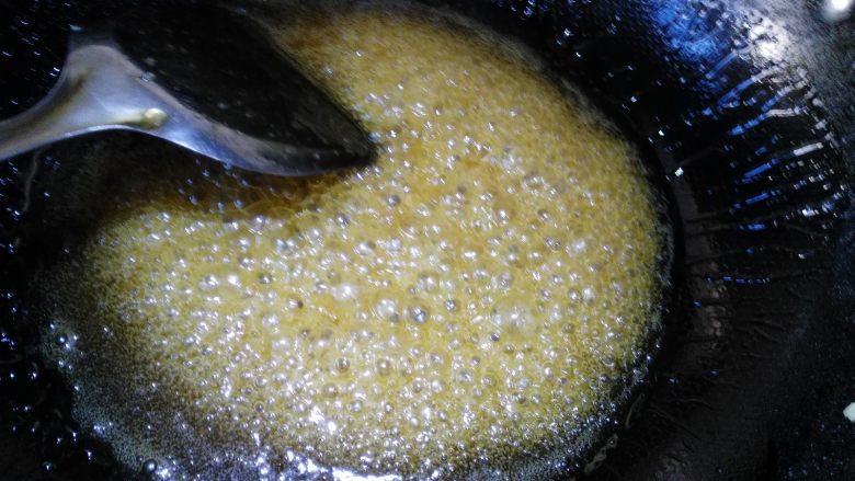 萨其马,开小火熬煮至115度,关火