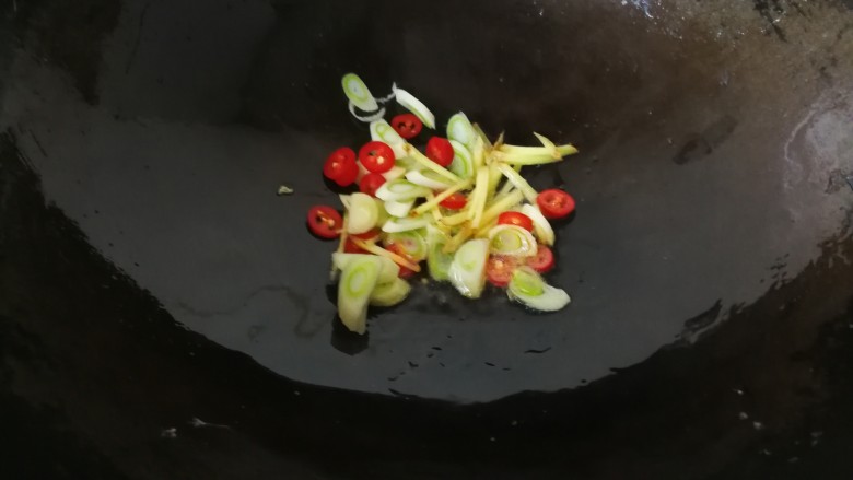 #咸味#虾仁炒蛋,锅中再放少许油,放入葱姜干辣椒爆锅。