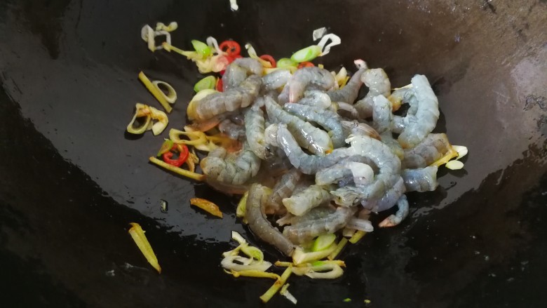 #咸味#虾仁炒蛋,放入剥好的虾仁,大火翻炒。
