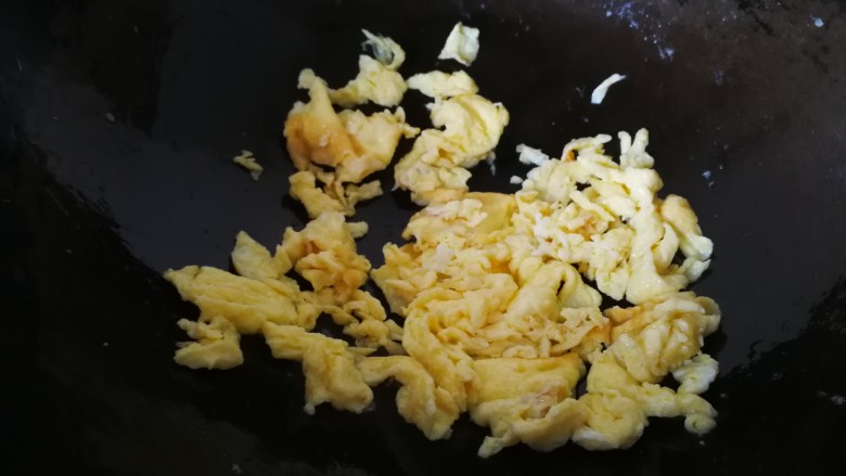 #咸味#虾仁炒蛋,快速将鸡蛋划散开来,用锅铲将鸡蛋捣碎。将炒好的鸡蛋盛出来,备用。