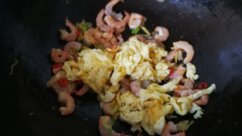 #咸味#虾仁炒蛋,放入炒好的鸡蛋,快速翻炒均匀。