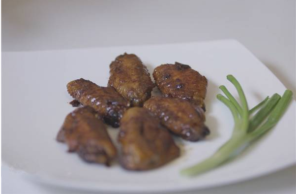 可乐鸡翅,最后,大火收汁,适当留点汁更好吃。甜蜜蜜可乐鸡翅完成!