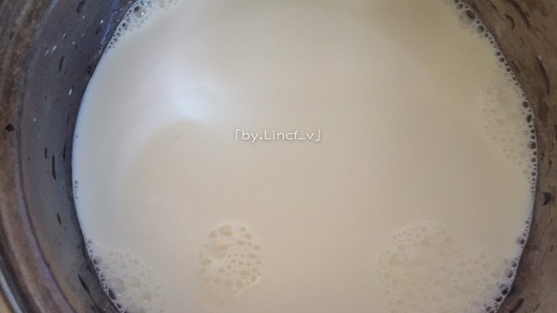 秋冬暖意下午茶-红枣奶茶,接着将500ml纯牛奶倒入奶锅中