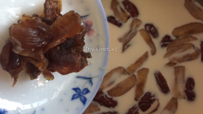 秋冬暖意下午茶-红枣奶茶,倒入龙眼肉