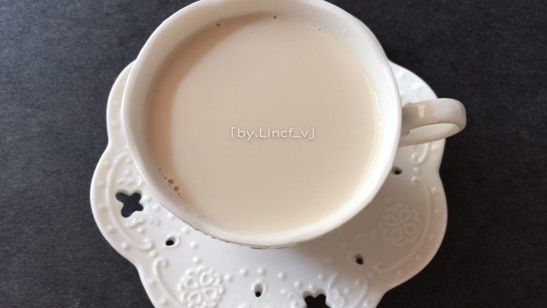 秋冬暖意下午茶-红枣奶茶,然后即可装杯食用(喜欢甜一点的可加入适量蜂蜜或白砂糖搅拌饮用)