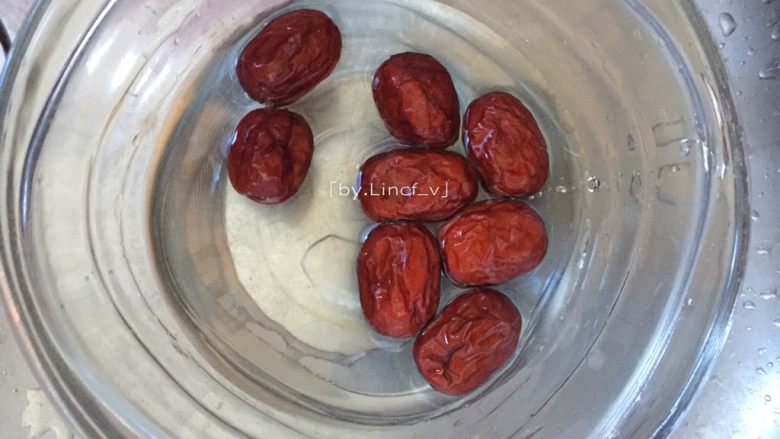 秋冬暖意下午茶-红枣奶茶,先将红枣用清水洗净