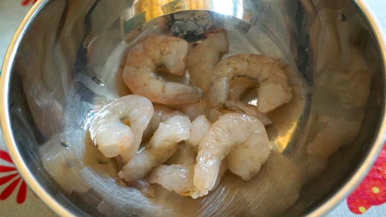 肉燥虾仁豆腐,解冻并清洗<a style='color:red;display:inline-block;' href='/shicai/ 287'>虾仁</a>。