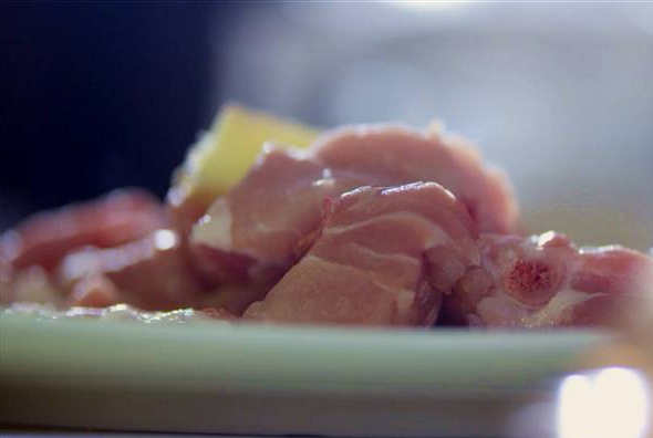 咖啡排骨,<a style='color:red;display:inline-block;' href='/shicai/ 434'>排骨</a>洗净切小段,放入水中煮到七成熟,十五分钟左右。