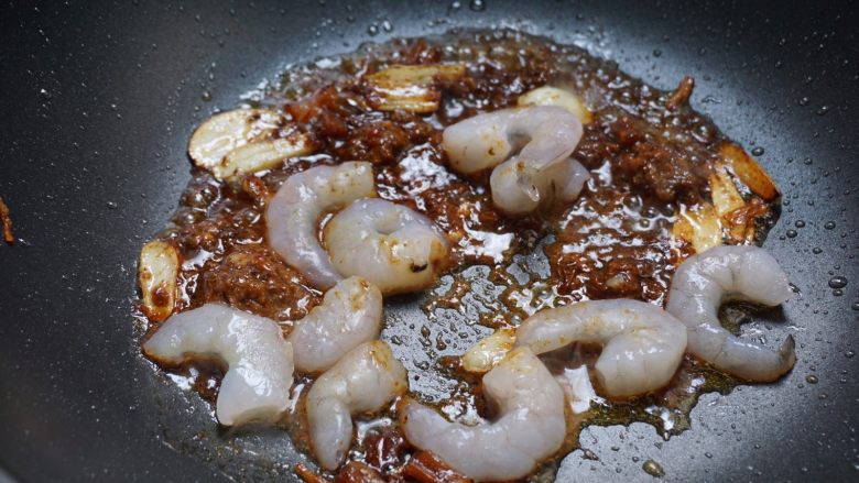 肉燥虾仁豆腐,虾仁下锅炒直七八分熟(基本变红不太透明了)。