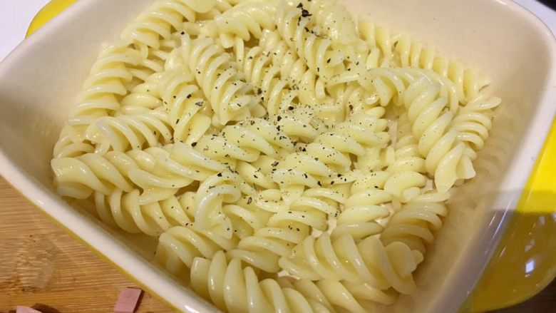 芝士焗意面,撒点黑胡椒,拌一拌 放一边