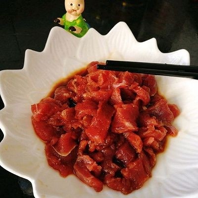 #咸味#三椒炒牛肉,腌制，加入<a style='color:red;display:inline-block;' href='/shicai/ 718'>料酒</a>，<a style='color:red;display:inline-block;' href='/shicai/ 788'>生抽</a>腌制15~20分钟