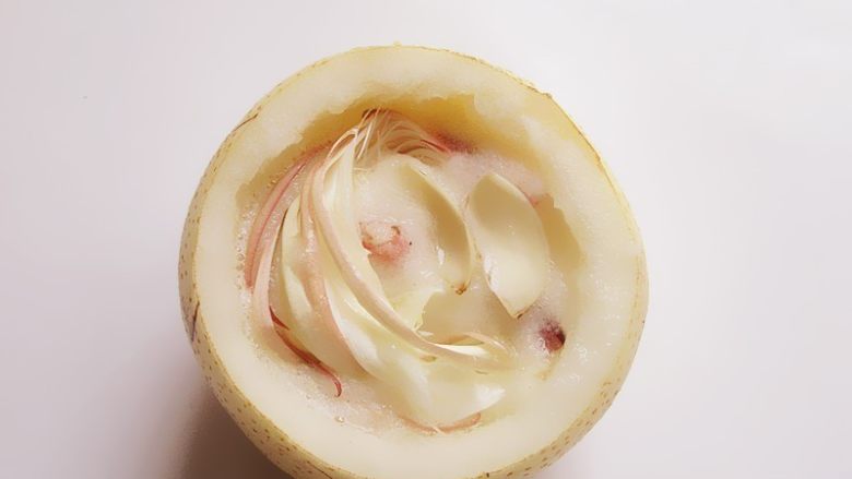 自制昙花蒸梨止咳露,将昙花、百合放入梨盅内,如果是整粒冰糖,也可以这时候放入