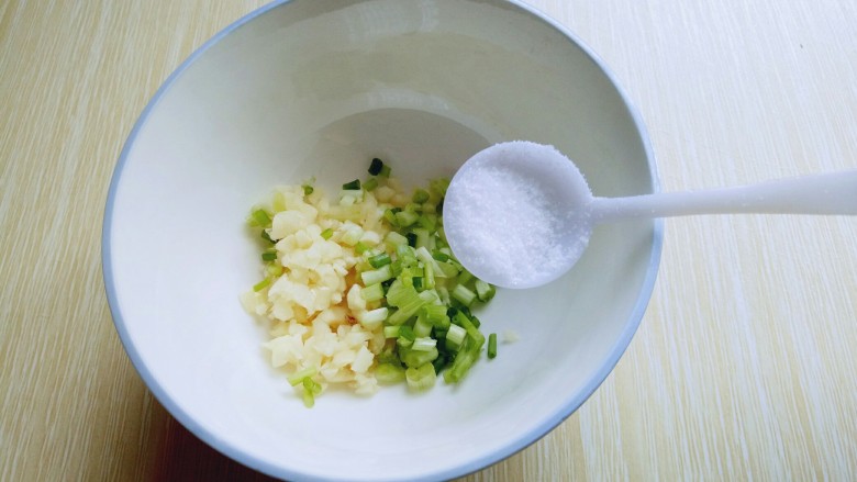 #咸味##养生菜#凉拌秋葵,调味料: 将切好的葱蒜加入小碗中,加入盐。