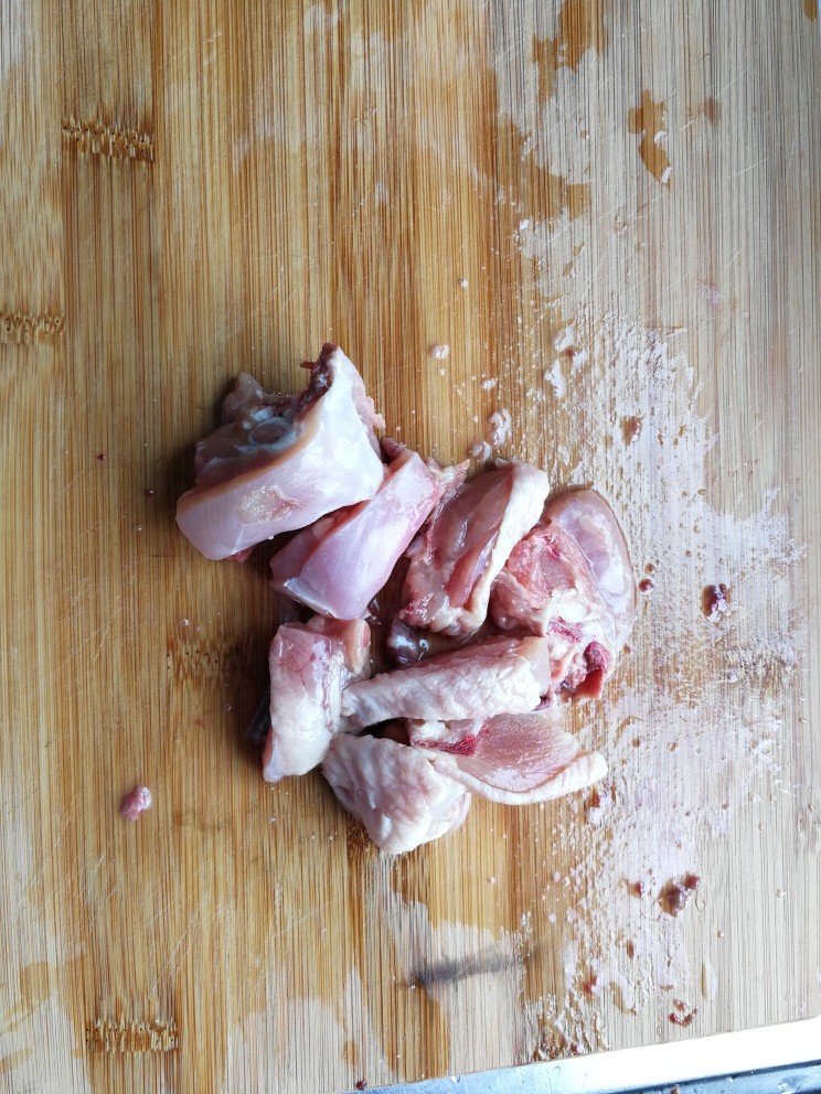 时蔬鸡肉咖喱饭,<a style='color:red;display:inline-block;' href='/shicai/ 9601'>鸡腿肉</a>切块。这个<a style='color:red;display:inline-block;' href='/shicai/ 9601'>鸡腿肉</a>真的太难切了，溅了我一身肉沫……
