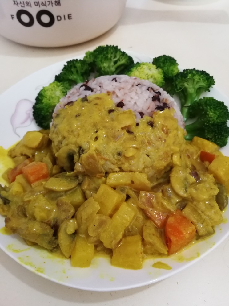 时蔬鸡肉咖喱饭,用小碗盛饭,压实,倒扣在盘子里。摆上久等了的西兰花,浇上香喷喷的咖喱,成功~