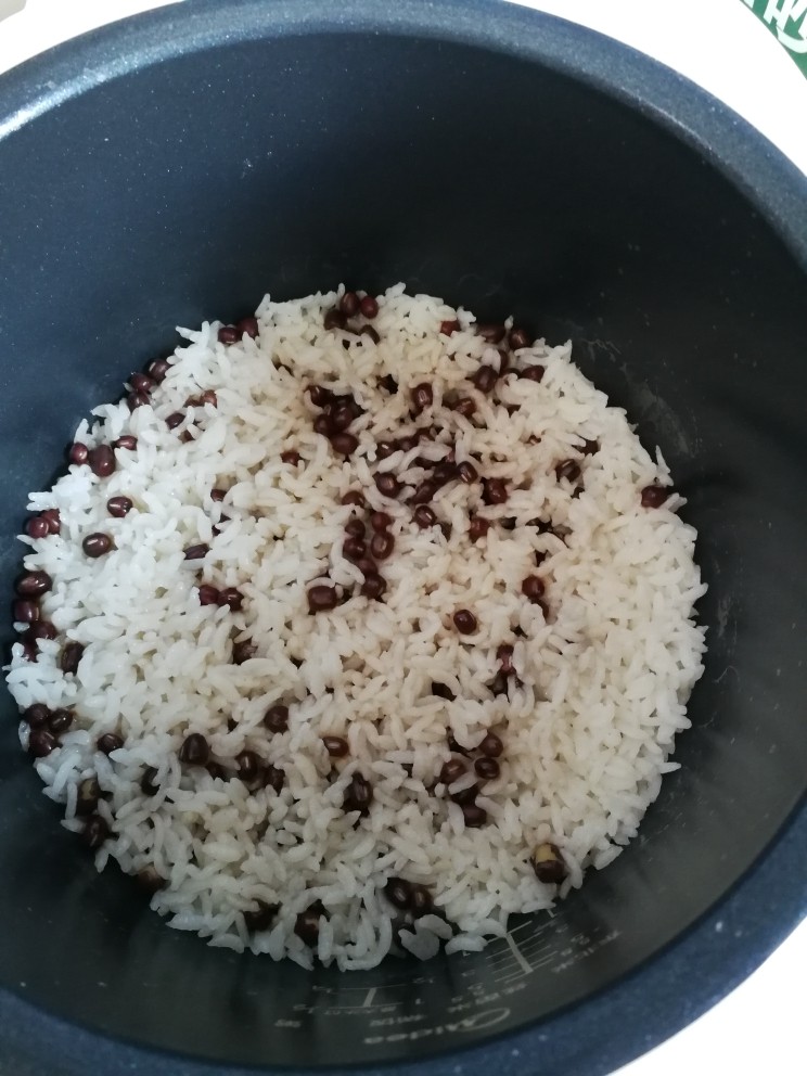 时蔬鸡肉咖喱饭,米饭加了一点红豆一起煮,红豆没泡过,有点硬,但也很香。想吃软一点的,红豆要泡好几个小时。