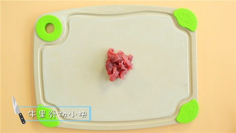 牛油果肉酱面,<a style='color:red;display:inline-block;' href='/shicai/ 973'>牛里脊</a>切小块,在处理的时候可以检查一下有没有多余的筋膜和油脂,需要除去哦~