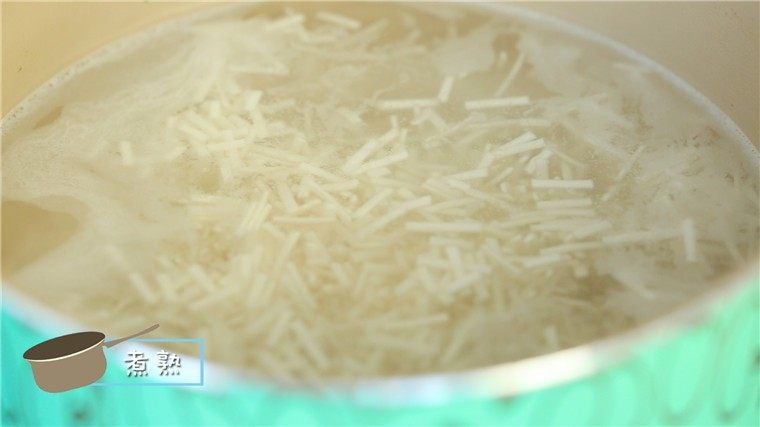 牛油果肉酱面,碎面热水入锅,煮熟后捞出备用。