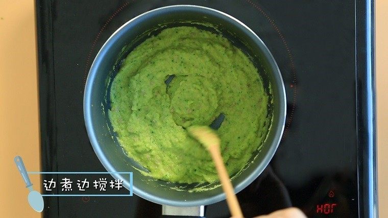 牛油果肉酱面,牛油果泥、牛肉沫和西兰花碎倒入锅中煮熟。
ps:12个月以上的宝宝可以加一点奶酪调味~