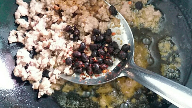 吃豆腐+川香麻婆豆腐,待油烧至8成热时,放入肉沫、豆豉加少许<a style='color:red;display:inline-block;' href='/shicai/ 718'>料酒</a>翻炒至收水。