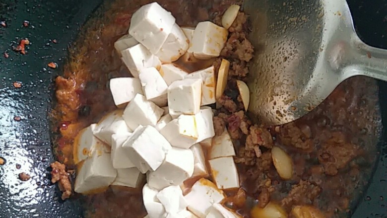 吃豆腐+川香麻婆豆腐,倒入豆腐翻炒至豆腐完全上色。