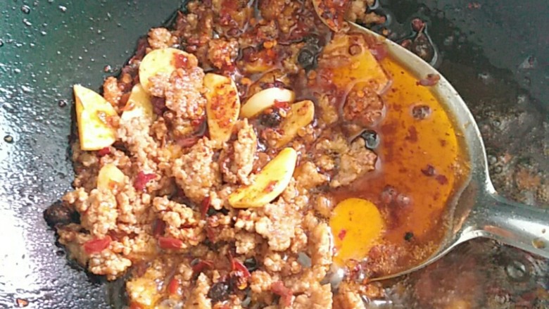 吃豆腐+川香麻婆豆腐,换小火加入适量<a style='color:red;display:inline-block;' href='/shicai/ 9613'>辣椒面</a>(依个人口味添加),炒至上色。