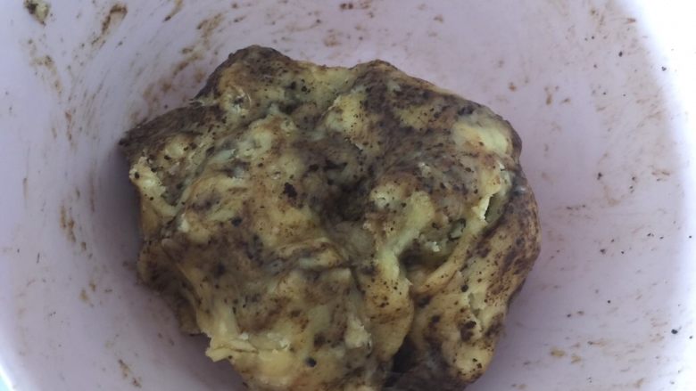 咖啡硬脆饼干,然后抓均匀,是抓、抓、抓!不是揉喔!揉的话面团会起筋,那就不脆了!