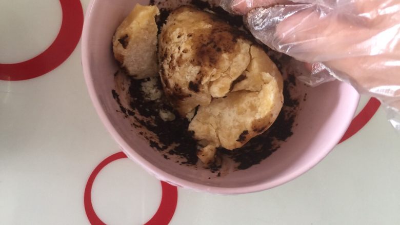 咖啡硬脆饼干,滚动面团,让面团吸收咖啡液和沾上咖啡粉粒