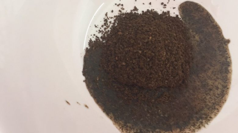 咖啡硬脆饼干,用一个大一点的碗,能放进整个面团的就行了。把咖啡粉倒进去、加入热水