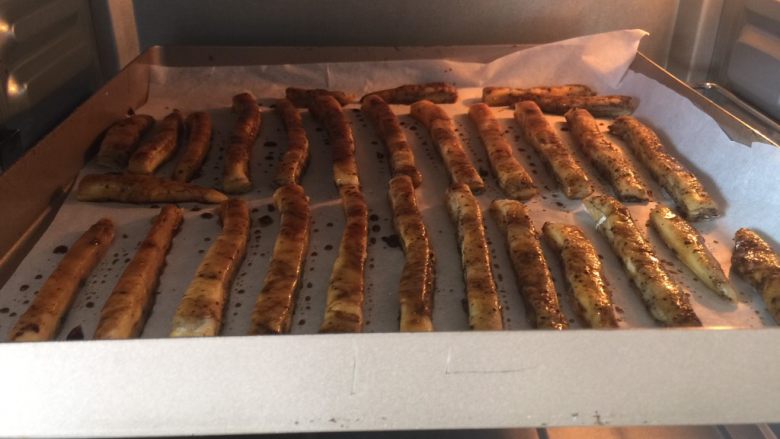 咖啡硬脆饼干,180度烤20分钟。
这里注意一下啦,我家的烤箱脾气太好很多时候同一样食物我都需多烤几分钟
如果你家烤箱脾气火大的,烤15分钟应该可以了
烤完取出凉透后是硬硬的脆脆的喔!很好吃。
如果凉透还不是脆的那得回炉再烤3分钟