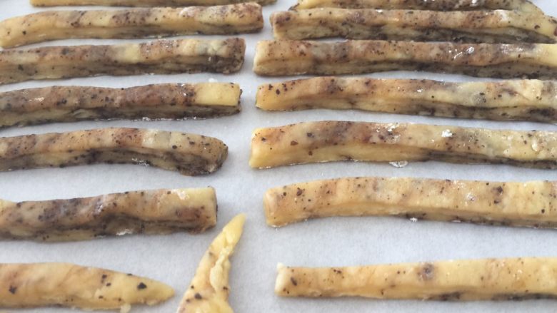 咖啡硬脆饼干,切成1mm宽的条条,排放到烤盘上
180度预热烤箱