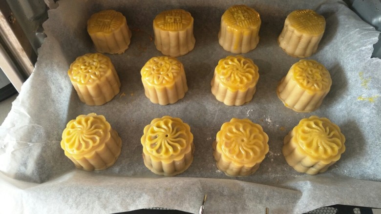 广式莲蓉蛋黄馅月饼,接着放入烤箱,上下火,中层烤180°15分钟左右即可