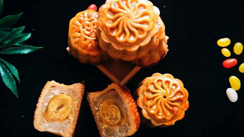 广式莲蓉蛋黄馅月饼,好好的月饼,放在保鲜袋里密封1~2日,让它回油之后再吃才是最好吃的😁