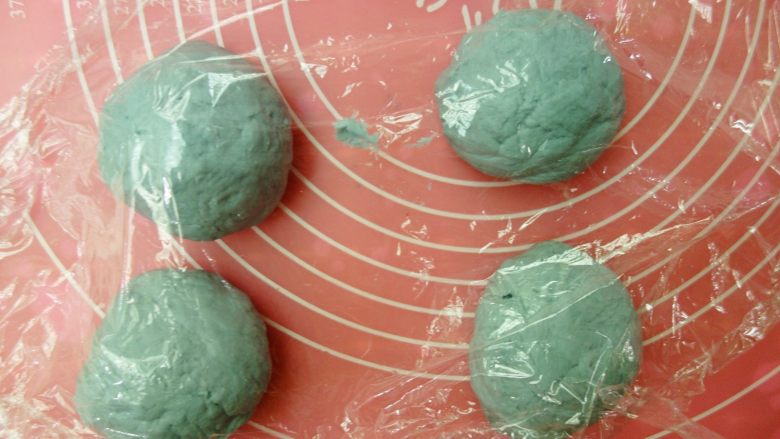 全麦蝶豆花肉松软欧,取出后轻压排气,分成四份