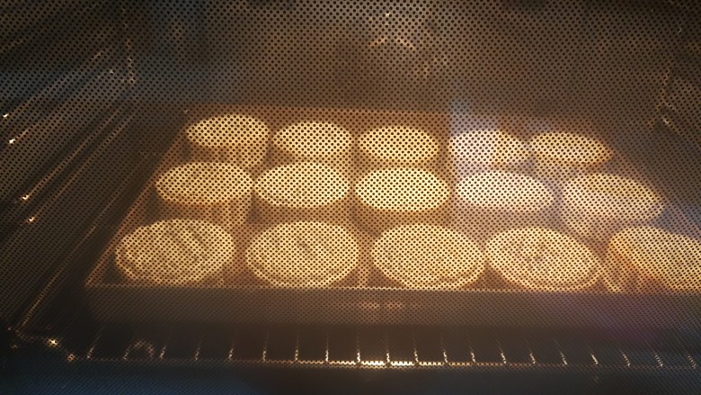 广式月饼,烤箱上下火200度预热10分钟,月饼表面喷一下雾,放进烤箱烤8至10分钟定型取出凉凉。