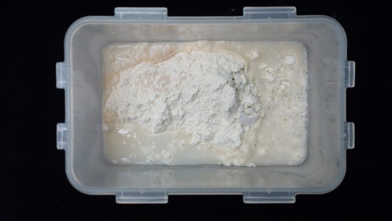 全麦可可麻薯肉松软欧,法国老面配方:175高粉+75低粉+1g<a style='color:red;display:inline-block;' href='/shicai/ 731'>酵母</a>+185水+4.5g盐揉成团,发至两倍大后密封放冰箱冷藏16h以上。使用时取所需要的量