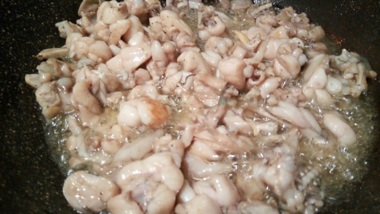 #辣味#泡椒莴笋牛蛙,翻炒至肉色变白;