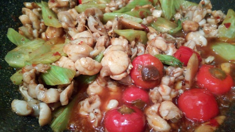 #辣味#泡椒莴笋牛蛙,再加牛蛙爆炒,香味飘出来了,