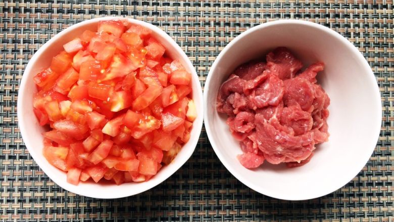 吃豆腐—番茄牛肉炖豆腐,将<a style='color:red;display:inline-block;' href='/shicai/ 59'>番茄</a>切小粒,牛肉切片。